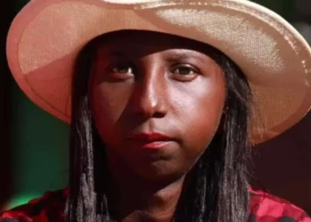 Menina da Bota e família não teriam entendido a importância do registro da marca. Jornalista insistiu para devolver patente. Foto: Divulgação O jornalista Weverson Almeida da Silva atua em Itamarandiba MG). Ele conheceu a Menina da Bota e o irmão em junho. Foto: Divulgação - Todos os direitos: @ Terra