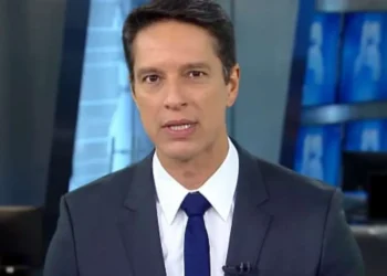 apresentador, comunicador, âncora;