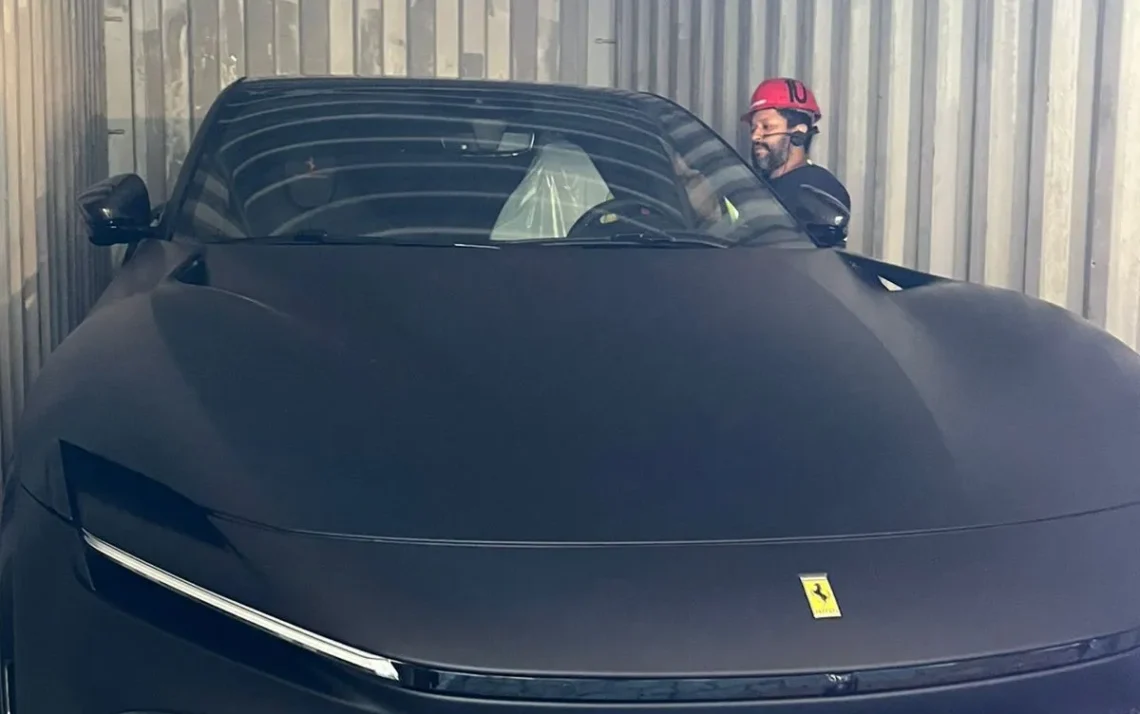 carro, veículo, automóvel;