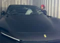 carro, veículo, automóvel;