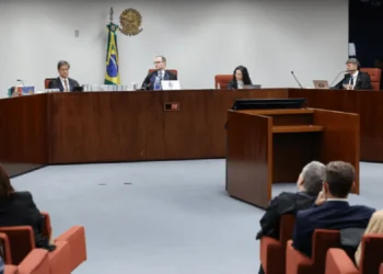 manipulação, propaganda, distorção;