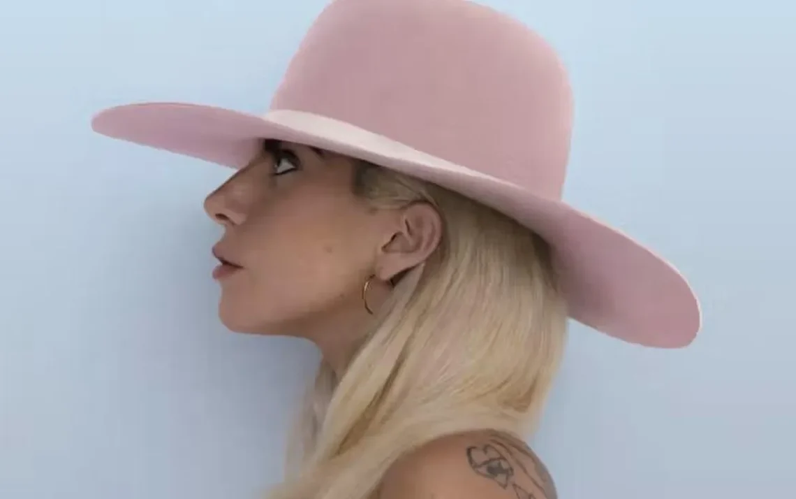 cantora, artista, mother monster';