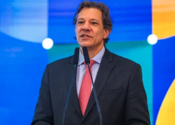 autoridade, governante, dirigente, líder, chefe;