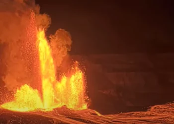 explosão, irrupção, eclosão, atividade vulcânica;