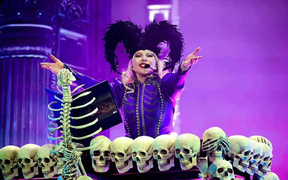 diva pop, cantora, artista;