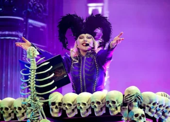 diva pop, cantora, artista;