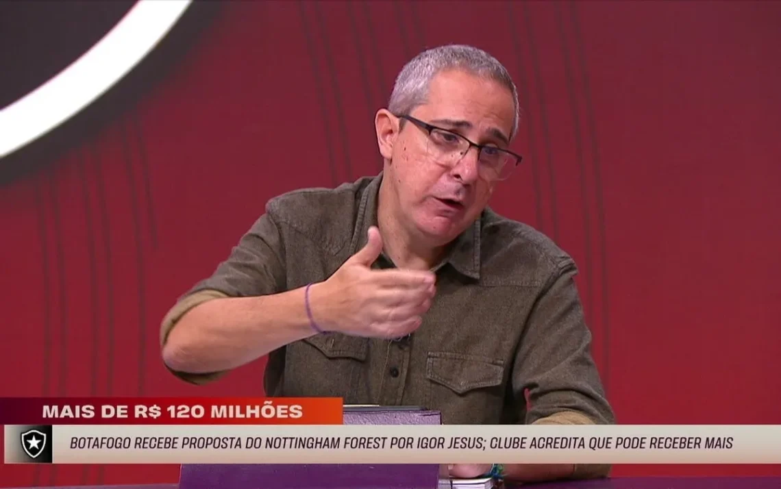 jogador, atacante, atleta;