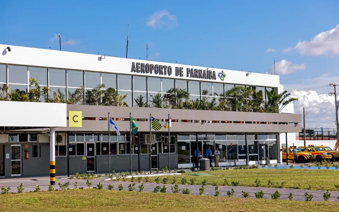 aeroporto, terminal aéreo, pista de pouso;