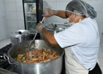 alimentação, nutrição, sustento;