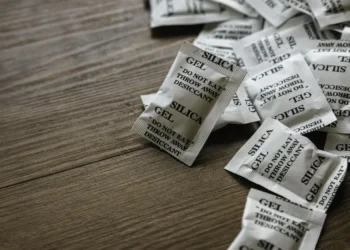 gel dessecante, bolinhas higroscópicas, pellets dessecantes;