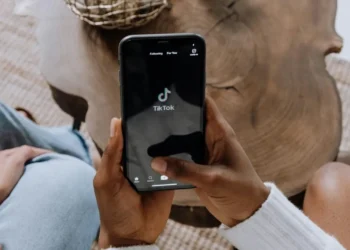 aplicativo, rede social, plataforma de vídeo;