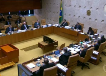 liberdade de expressão, controle de conteúdo, restrição de informação';