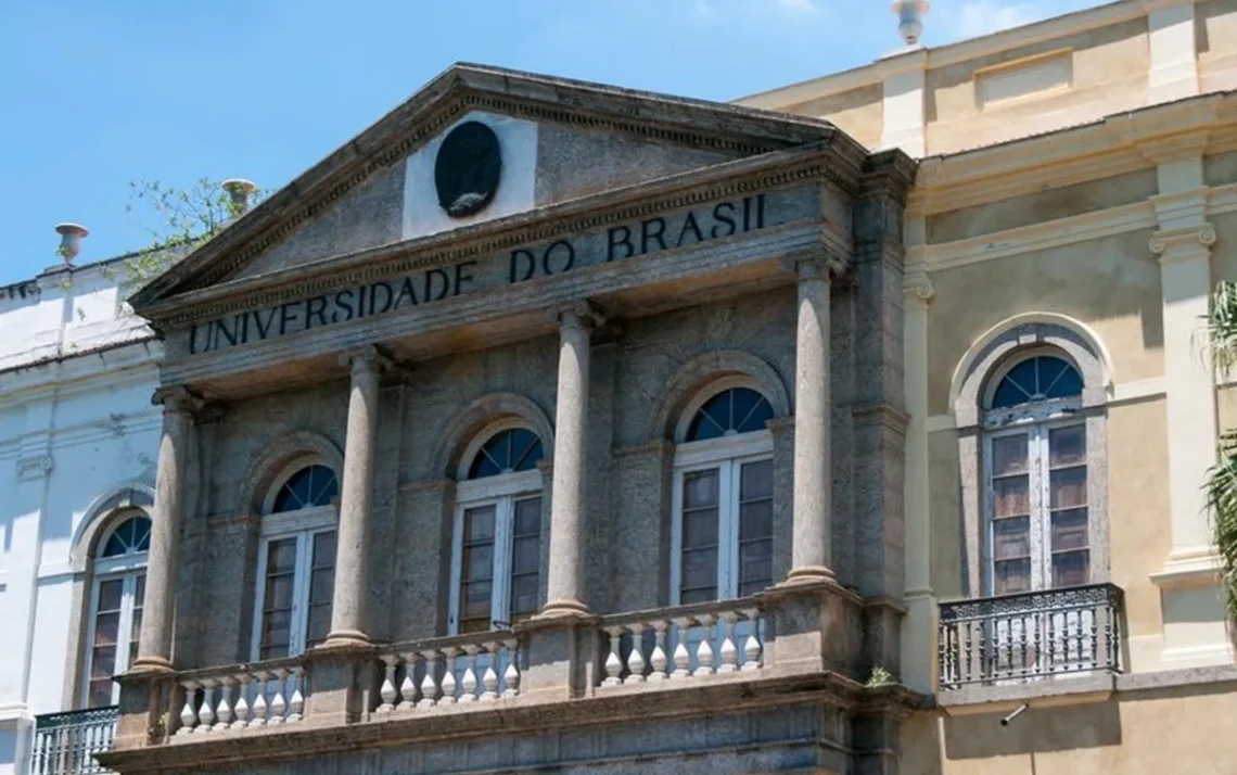 instituições de ensino, faculdades, escolas superiores;