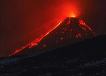 erupções, montanhas, vulcanismo, atividade geológica, desastres naturais';